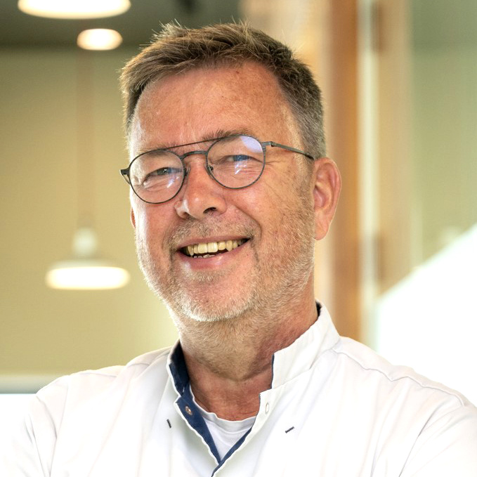 Hans Scholtanus, tandarts BIG 09023761102
Specialisatie : Esthetische behandeling en behandeling van gebitsslijtage met composiet.